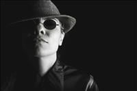 Spannende undercover spionageagentmuziek met een subtiele toon.